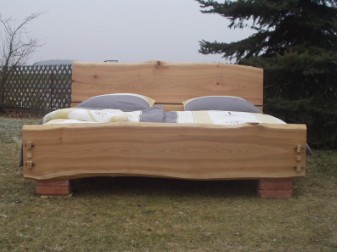 Vorderansicht Massivholzbett