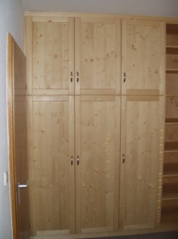 Massivholzschrank